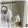 Estilo Europeu e Americano design artístico único retrô feminino 2026 novo modelo fivela de cinto personalizada rebite bolsa de ombro único sob o braço biker