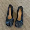 Moda Versátil Retro Nicho Bico Diviso Slip-On Couro Macio Pregueado Novos Sapatos de Salto Alto Único com Salto Grosso e Boca Rasa para Mulheres