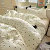 Juego de cuatro piezas de terciopelo de leche, juego cálido de tres piezas de terciopelo coral con lunares pequeños estilo coreano, funda de edredón de terciopelo de doble cara con pompón lindo