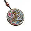 Colgante de madera de agar con diseño auspicioso de dragón y fénix, con detalles coloridos pintados y de relieve finamente tallados, un artículo decorativo de madera que se asemeja a la madera de agar