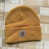 Gorro de invierno de lana color caqui de una sola pieza.