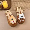 Sapatos novos de algodão espessado, chinelos 3D para ambientes internos e externos, forrados com fleece para outono/inverno, para mulheres, fofos, de algodão, 2026, slip-on, quentes, com design de urso