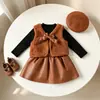 Conjunto de chaleco de otoño e invierno para niña estilo europeo y americano, chaleco de piel sintética, falda plisada, suéter grueso, boina, elegante y a la moda, en stock