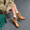 Cidade de Guangming Versão em Couro Aumento de Altura 5cm~Botas com Salto Texturizado Arredondadas Queimadas Estilo Retrô Meia-Panturrilha Botas de Equitação Femininas 2026