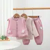 Conjunto de Três Peças de Roupa Infantil para Primavera e Outono Novo Conjunto de Outono para Meninos e Meninas Colete Camiseta Calça Conjunto de Bebê de Outono