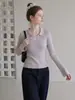 Camisa base feminina de malha com gola polo e mangas compridas, estilo coreano, corte justo, lindo top na cor roxo taro para o início do outono