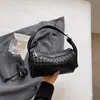 Bolsa pequena versátil e estilosa de alta costura transfronteiriça para mulheres, novo modelo 2026, bolsa de ombro e transversal casual leve de alta qualidade