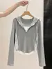 Camiseta de Manga Longa com Capuz Falsa de Duas Peças Feminina Outono Inicial Cor Color Block Zíper Meio Lado Listra Lateral Cintura Marcada Base Curta