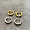 Processamento e Personalização de Brincos Acessíveis de Luxo Europeus e Americanos Banhados a Ouro 18K Real para Roupas de Trabalho Femininas, Brincos Simples, Frios e de Alto Padrão com Torção