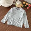 Camiseta para meninas, novos estilos de primavera e outono, design moderno e simples, elegante acabamento em renda, blusa de manga longa de gola alta para meninas, roupa de outono