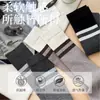 Nuevos calcetines de otoño e invierno para mujer, calcetines de algodón peinado de media pantorrilla, calcetines largos apilables de moda retro japonesa a rayas gris-marrón, versátiles
