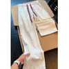Calça de moletom plissada color block branca e cinza para homens, com um design estiloso com patchwork xadrez, perna reta estilo americano, calça atlética casual para o outono
