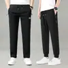 Calça jogger de moletom masculina preta de perna reta, novo estilo outono, solta, moderna, estilosa, adequada para corrida, uso casual e para ir ao trabalho.