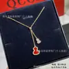 Versão High-End Kirin Ouro 18K Ágata Vermelha Colar Brincos de Cabacinha Brincos de Ágata Vermelha para Mulheres Brincos Cravejados de Diamantes Pingente Corrente para Clavícula