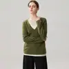 Outono/Inverno 2026 Novo Suéter Feminino de Cashmere com Decote V Color Block Fashion Slimming Falso Duas Peças Tricô Manga Longa Camada Base