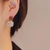 Aretes de Botón Geométricos Huecos Marrones con Perlas de Imitación para Mujer, Nuevos Pendientes Populares de Gama Alta 2026 para Mujer, Accesorios para Orejas Otoño/Invierno