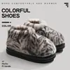 Pantuflas de algodón con estampado de leopardo retro, estilo nuevo 2026, forradas de lana de cordero, felpa engrosada, adecuadas para usar en interiores y exteriores, antideslizantes, cálidas, zapatos de algodón para mujer