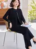 Conjunto de Tres Piezas Chaleco de Otoño para Mamá Joven 2026 Nuevo de Moda Chaleco de Punto Top y Conjunto de Pantalones de Pierna Ancha