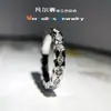 Anillo Versa retro estilo europeo y americano Chanel coco Cuadros de Diamante fila anillo chapado en 18K apilado estrecho ancho anillo de pareja