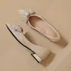 Sapatilhas Femininas Bico Fino com Strass Outono 2026 Novidade Laço Estilo Festa Slip-ons Versátil Salto Baixo Sapatinhos de Fada Cheios de Strass