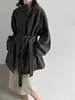 Chaqueta de Piel Sintética con Cordones y Cuello Alto Luxi para Mujer, Nuevo Otoño Vintage Color Café, Gabardina Sofisticada de Longitud Media 3979