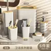 Juego de Seis Piezas para Baño con Borde de Madera de Lujo Ligero Cubo de Basura Vaso para Enjuague Bucal Jabonera Suministros de Baño Juego de Artículos de Tocador para Hotel Personalizado