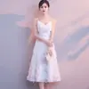 Vestido de Verano 2026 Ajustado al Cuerpo con Cuello en V Estilo Hada Cintura Ceñida Sexy con Tira de Flecos y Plumas para Mujeres Petites