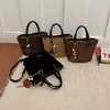 Bolso Cubo para Mujer de Hombro Único Cruzado 2026 Nuevo Transfronterizo Gamuza Moda Versátil Bolso de Mano Fábrica de Origen Venta al por Mayor