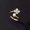Anillo de perlas para mujer de diseño lujoso y ligero de nicho de alta gama, anillo de apertura ajustable con circonita chapada en oro creativo de moda europea y americana.