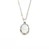 Collar de acero de titanio con colgante de concha blanca y negra de moda elegante europeo y americano para mujer, joyería avanzada chapada en oro de 18 quilates, no se decolora