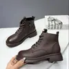 Botas de Couro Macio Estilo de Rua com Solado Grosso Estilo Britânico para Mulheres 2025 Nova Coleção Outono Botas de Cano Curto Aveludadas Quentes de Inverno