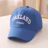 Novo boné de beisebol infantil estilo coreano simples com letra em inglês, secagem rápida, para meninos e meninas, proteção solar para viagem