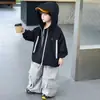 Chaqueta de Otoño para Niños 2026 Nuevo Modelo Cortavientos con Capucha Infantil Chaqueta Deportiva Elegante para Niños Atuendo de Otoño