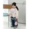 Nova jaqueta com capuz e retalhos florais fofos estilo coreano para meninas, roupas para bebês e crianças pequenas, casaco estiloso para primavera e outono