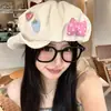 Boina Estilo Coreano de Circunferência da Cabeça Grande Chapéu Octogonal de Feltro com Botão para Menina Doce Design Assimétrico Chapéu de Jornaleiro Nuvem Pintor