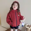 Jaqueta com capuz estilosa e de corte solto com forro de fleece para meninas, coleção outono e inverno, novo estilo 2026, agasalho casual espessado para bebês