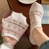 Calcetines invisibles antideslizantes de malla transpirable ultrafinos con diseño de flor de corazón hueco blanco para mujer, silicona antideslizante