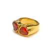 Diseño de nicho ins europeo y americano lujo ligero anillo de titanio y acero con gema en forma de corazón moda femenina corazón anillo de oro de 18 quilates al por mayor