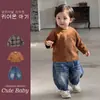 Chaqueta de algodón estilo nuevo de invierno, moderna y elegante, jeans forrados de polar para niños, top liso para niños, conjunto de tres piezas supergenial