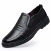 Novos Sapatos de Couro Primavera 2025 Masculinos Preto Puro Sapatos Casuais Slip-On Sapatos Preguiçosos Solado Macio Antiderrapante Sapatos de Dirigir para Pais