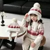 Chapéu de inverno infantil com abas para as orelhas, chapéu de lã tricotado forrado com fleece e espessado para meninas, design fofo com pompom, chapéu à prova de vento e quente para bebês