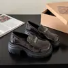 Sapatos de couro pequenos estilo britânico de salto grosso outono/inverno, sola grossa, estilo jk, sapatos únicos versáteis femininos, bico redondo, novo estilo 2026, mocassins