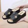 Chinelos Femininos de Salto Alto para Uso Externo no Verão com Solado Grosso Moda Casa Antiderrapante Sapatos de Mãe Sandálias Sociais de Salto Anabela com Solado Macio