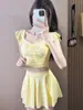 Biquíni Amarelo Duas Peças Feminino 2026 Novo Sensação de Alto Padrão Estilo Saia Dividida Emagrecedor Roupa de Banho Férias Roupa de Banho Estudante Feminina