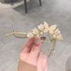 Clip giratorio de perla con borla de flor de lirio de estilo antiguo, elegante hebilla de rana con palabra de hada Hanfu, clip de resorte para la parte posterior de la cabeza