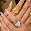 Anillo de dedo con incrustaciones de diamantes de imitación, de gran venta transfronteriza, chapado en acero de titanio y oro de 18 quilates, con forma de burbuja, con diamantes redondos y cara ancha, joyería personalizada popular para mujer