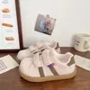 Tênis fofos populares com velcro para mulheres, novos sapatos chic de nicho estilo pão fofinho para o outono de 2026, tênis brancos
