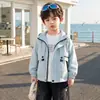Nueva Chaqueta con Capucha Infantil Primavera/Otoño 2026 Ropa de Otoño de Moda para Niños Cortavientos Versátil Fresca y Elegante Ropa para Exteriores para Bebés y Niños Pequeños