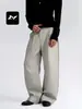 Con un rico pantalón de traje casual retro americano para hombres y mujeres, estilo old money, botón inclinado, sentido del diseño, holgado, caída, pantalón de pierna ancha a rayas