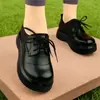 Outono 2026 Novos Sapatos Pequenos de Couro Estilo Britânico Bico Redondo com Cadarço Solado Grosso Sapatos Individuais Para Pessoas Baixas Sola Macia Sapatos de Salto Aumentador Mocas Femininos